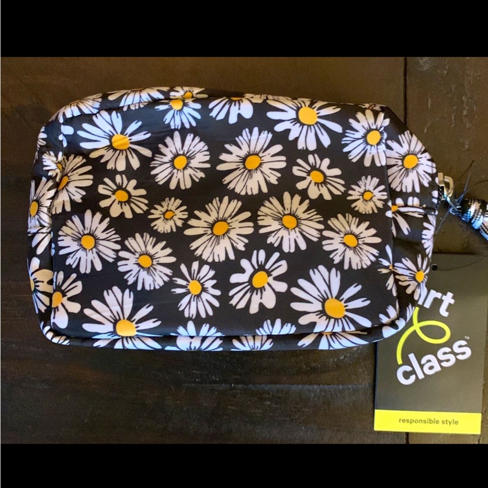NWT! Art Class women’s girls Daisy zipped clutch, Makeup, personal, school bag